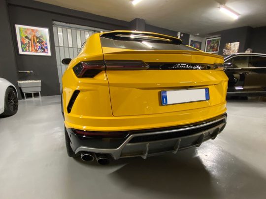 LAMBORGHINI URUS (9-2)